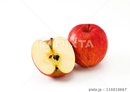白バックのリンゴと輪切りリンゴ 110818667