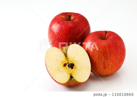 白バックのリンゴと輪切りリンゴ 110818668
