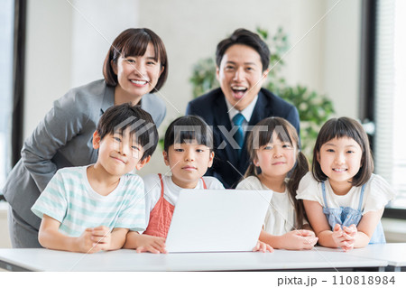 プログラミング学習をする小学生と先生。 プログラミング学習をする小学生と先生。 110818984