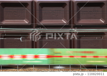 JR京都線　明治チョコレート工場を通過するコンテナ貨物列車が板チョコのパッケージみたい 110820011