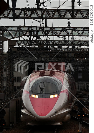 新大阪駅に入線する500系新幹線ハローキティラッピング 新大阪駅に入線する500系新幹線ハローキティラッピング 110820012