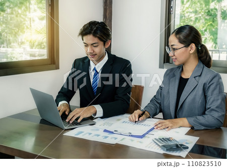 businesswomen and businessmen team meeting to plan strategies to increase business income 110823510