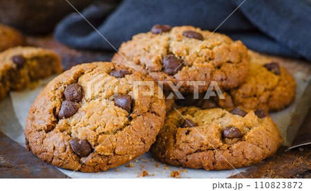 焼きたてのチョコチップクッキー　AI生成画像 110823872