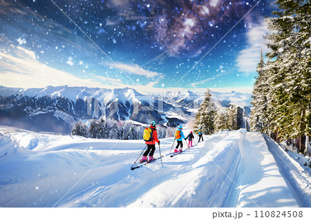 雪が舞うスキー場でスキーをする人々 雪が舞うスキー場でスキーをする人々 110824508