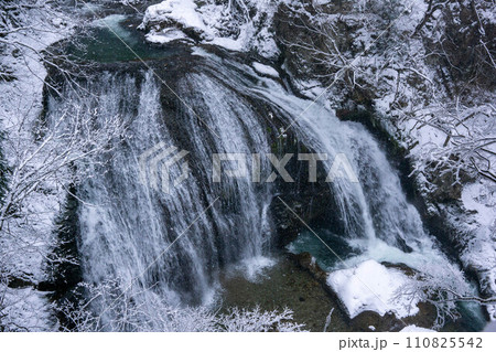 水墨画の世界のような関山大滝 110825542