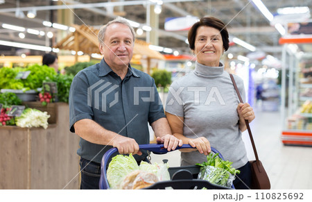 Elderly man and elderly woman shopping in supermarket 110825692