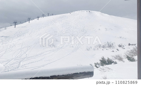 新雪と青空の八方尾根スキー場 八方池山荘 新雪と青空の八方尾根スキー場 八方池山荘 110825869