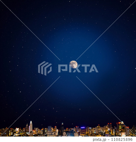都市の夜景と星空の月のイラスト 110825896