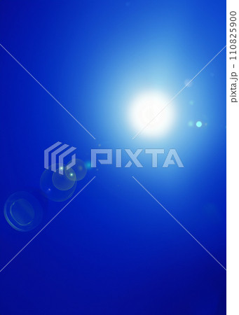 青空の太陽のイラスト 110825900