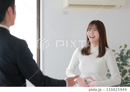 ボイストレーニングする女性と男性トレーナー_2 110825949