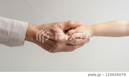 子供と老人の手 110826079