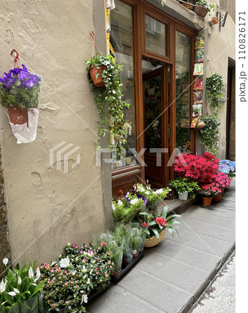 ヨーロッパの路地裏のお花屋さん ヨーロッパの路地裏のお花屋さん 110826171