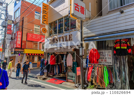 東京 世田谷区 下北沢の都市風景 下北沢南口商店街 東京 世田谷区 下北沢の都市風景 下北沢南口商店街 110826694