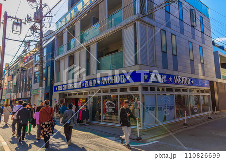 東京　世田谷区　下北沢の都市風景　下北沢南口商店街 110826699