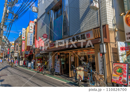 東京　世田谷区　下北沢の都市風景　下北沢南口商店街 110826700