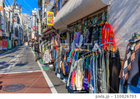 東京　世田谷区　下北沢の都市風景　下北沢南口商店街 110826703