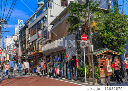 東京 世田谷区 下北沢の都市風景 下北沢南口商店街 東京 世田谷区 下北沢の都市風景 下北沢南口商店街 110826704