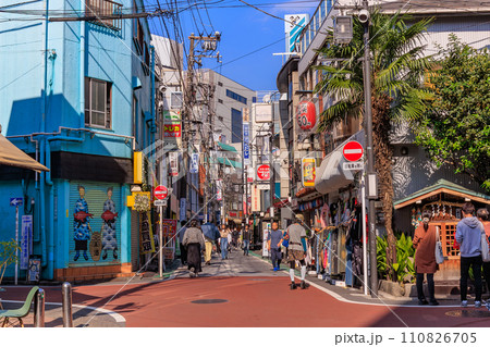 東京　世田谷区　下北沢の都市風景　下北沢南口商店街 110826705
