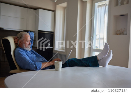 Serious mature older man client sits on couch in room talking on video call using laptop complain about bad service product. Senior aged businessman talk at online conference. Shooting in slow motion. Serious mature older man client sits on couch in room talking on video call using laptop complain about bad service product. Senior aged businessman talk at online conference. Shooting in slow motion. 110827184