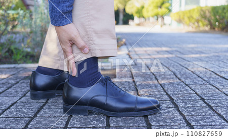 足の痛い男性|靴擦れ・足の疲労などのイメージ 足の痛い男性|靴擦れ・足の疲労などのイメージ 110827659