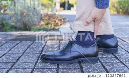 足の痛い男性｜靴擦れ・足の疲労などのイメージ 110827661