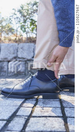 足の痛い男性|靴擦れ・足の疲労などのイメージ 足の痛い男性|靴擦れ・足の疲労などのイメージ 110827667