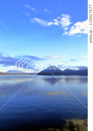 北海道、秋、早朝の洞爺湖の風景 北海道、秋、早朝の洞爺湖の風景 110827677