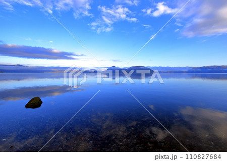 北海道、秋、早朝の洞爺湖の風景 北海道、秋、早朝の洞爺湖の風景 110827684