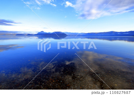 北海道、秋、早朝の洞爺湖の風景 110827687