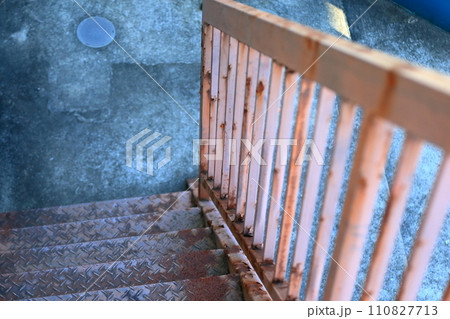 錆びた鉄骨階段　イメージ 110827713