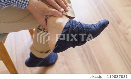 靴擦れして踵(かかと)に傷ができる男性の足元 110827881
