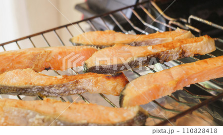 魚焼きグリルで鮭を焼く 魚焼きグリルで鮭を焼く 110828418
