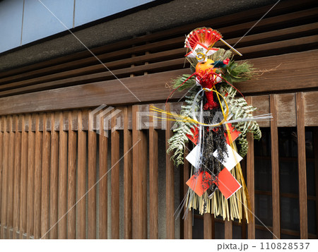 東京の正月飾り 110828537