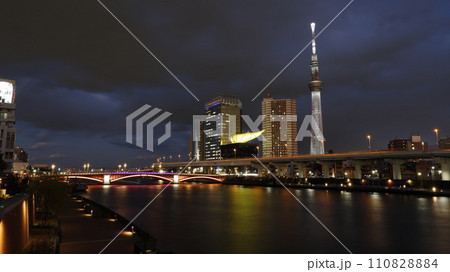 東京スカイツリーとアサヒグループ本社ビル、墨田区役所、ライトアップされた吾妻橋が見える東京・浅草 東京スカイツリーとアサヒグループ本社ビル、墨田区役所、ライトアップされた吾妻橋が見える東京・浅草 110828884