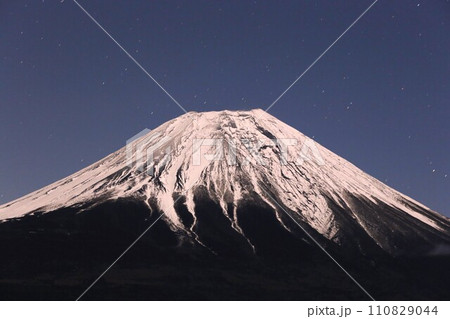 月光に照らされ浮かぶ富士山と星空 月光に照らされ浮かぶ富士山と星空 110829044