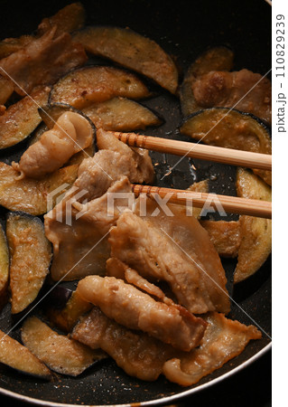 茄子と豚肉の味噌炒めの料理シーン 110829239