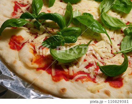 ピザを焼く 110829381