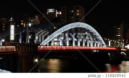 ライトアップされた隅田川にかかる駒形橋 ライトアップされた隅田川にかかる駒形橋 110829542