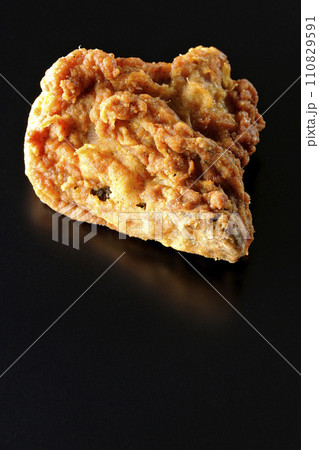 フライドチキンを黒背景で撮影 110829591
