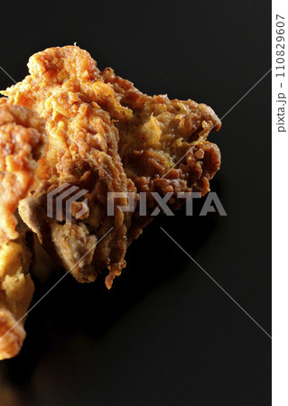 フライドチキンを黒背景で撮影 フライドチキンを黒背景で撮影 110829607