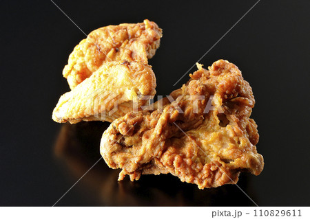 フライドチキンを黒背景で撮影 110829611