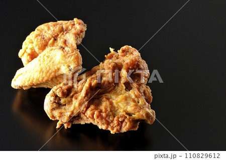 フライドチキンを黒背景で撮影 フライドチキンを黒背景で撮影 110829612