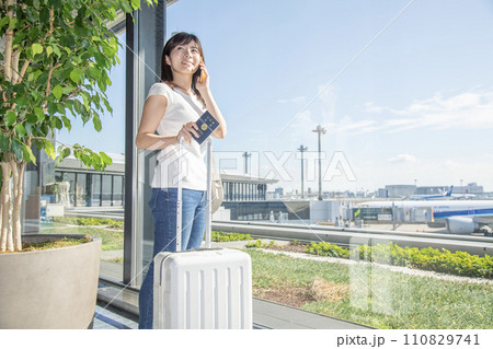 空港　女子旅　窓辺 110829741