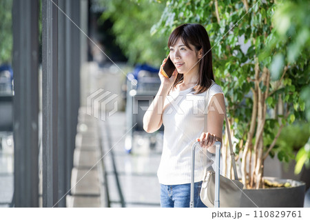 空港 女子旅 窓辺 空港 女子旅 窓辺 110829761