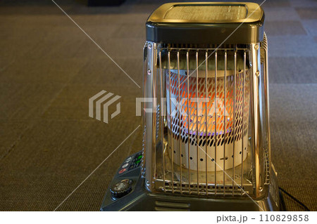 【冬イメージ】オレンジ色に照らす石油ストーブ 【冬イメージ】オレンジ色に照らす石油ストーブ 110829858