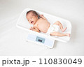 新生児 体重測定 新生児 体重測定 110830049