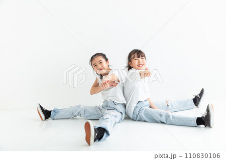 デニムを履いた爽やかな女の子 A refreshing girl wearing denim デニムを履いた爽やかな女の子 A refreshing girl wearing denim 110830106