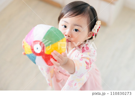 紙風船をキャッチする1歳児　昔遊び 110830273