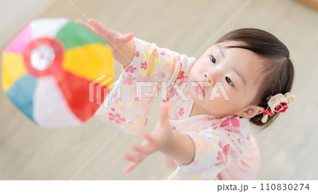 紙風船をキャッチする1歳児　昔遊び 110830274