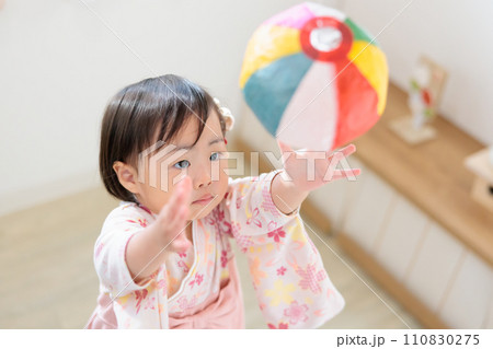 紙風船をキャッチする1歳児　昔遊び 110830275